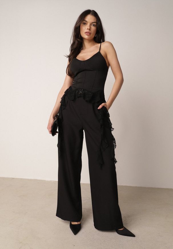 Born2be - Czarna Bluzka z Wiskozą i Koronkowym Dołem Himenore. Okazja: na urodziny, na imprezę. Typ kołnierza: kołnierz z falbankami. Kolor: czarny. Materiał: wiskoza, koronka. Długość rękawa: na ramiączkach. Długość: krótkie. Wzór: koronka. Styl: elegancki