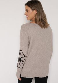 Born2be - Beżowy Sweter Ozdobiony Haftowanymi Kwiatami Halatusea. Okazja: na co dzień. Kolor: beżowy. Materiał: jeans. Wzór: kwiaty, aplikacja, haft. Styl: klasyczny, casual #6