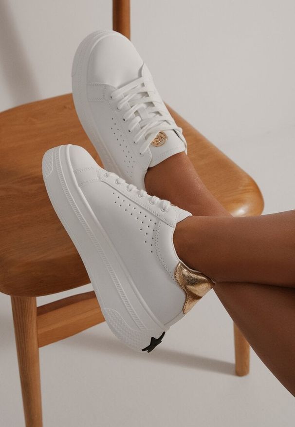 Born2be - Biało-Złote Sneakersy Vices na Grubej Podeszwie z Perforacją i Napisem Nonadwin. Okazja: na spacer, na co dzień. Zapięcie: sznurówki. Kolor: biały. Materiał: jeans. Wzór: napisy. Sport: turystyka piesza