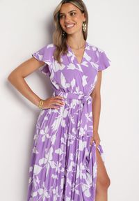 Born2be - Fioletowa Kopertowa Plisowana Sukienka z Gumką i Paskiem w Talii Denevia. Okazja: na co dzień. Kolor: fioletowy. Długość rękawa: krótki rękaw. Typ sukienki: kopertowe. Styl: casual #4