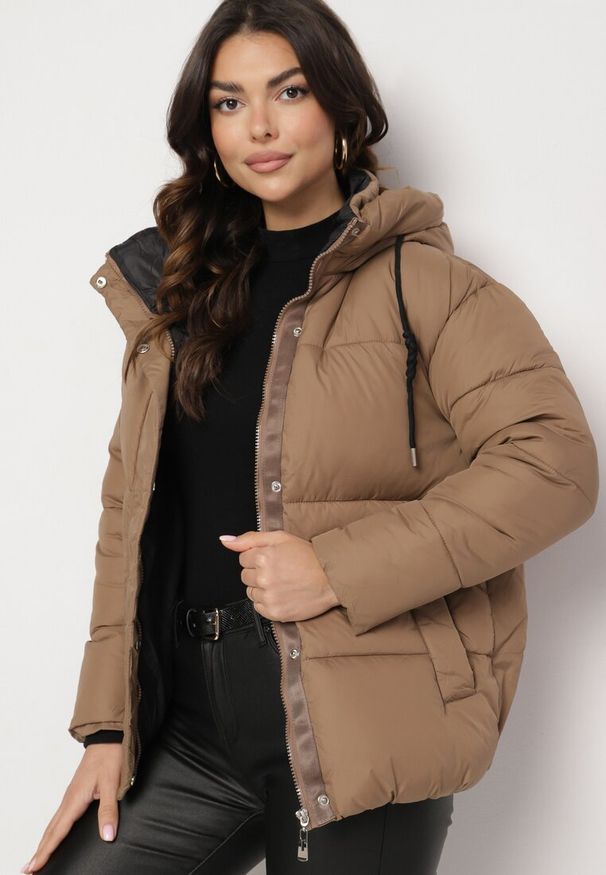 Born2be - Beżowa Pikowana Kurtka o Pudełkowym Kroju z Kapturem i Kieszeniami Alissan. Typ kołnierza: kaptur. Kolor: beżowy. Materiał: jeans. Sezon: zima