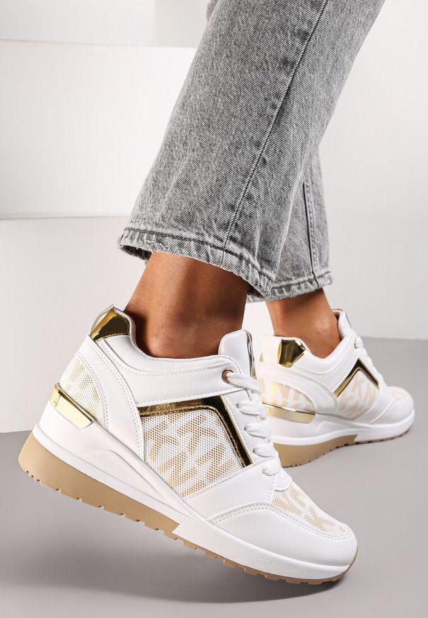 Renee - Białe Sneakersy Moniera. Okazja: na co dzień. Nosek buta: okrągły. Zapięcie: sznurówki. Kolor: biały. Wzór: geometria. Materiał: bawełna, jeans. Sezon: lato, jesień, wiosna. Obcas: na koturnie. Wysokość obcasa: niski, średni