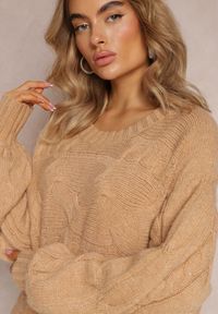 Renee - Beżowy Długi Sweter Oversize z Wypukłym Splotem All Over Somet. Kolor: beżowy. Długość: długie. Wzór: ze splotem. Styl: elegancki