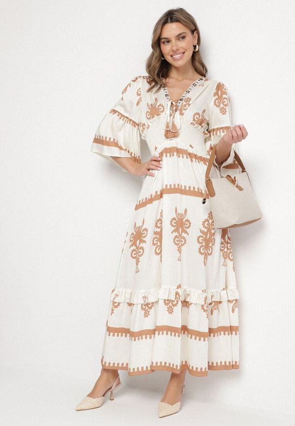 Born2be - Beżowa Sukienka Boho z Wiskozą w Etniczny Wzór z Szeroką Gumką w Pasie Efanielis. Okazja: na co dzień, na imprezę. Typ kołnierza: dekolt w serek. Kolor: beżowy. Materiał: wiskoza. Wzór: aplikacja. Sezon: lato. Styl: boho