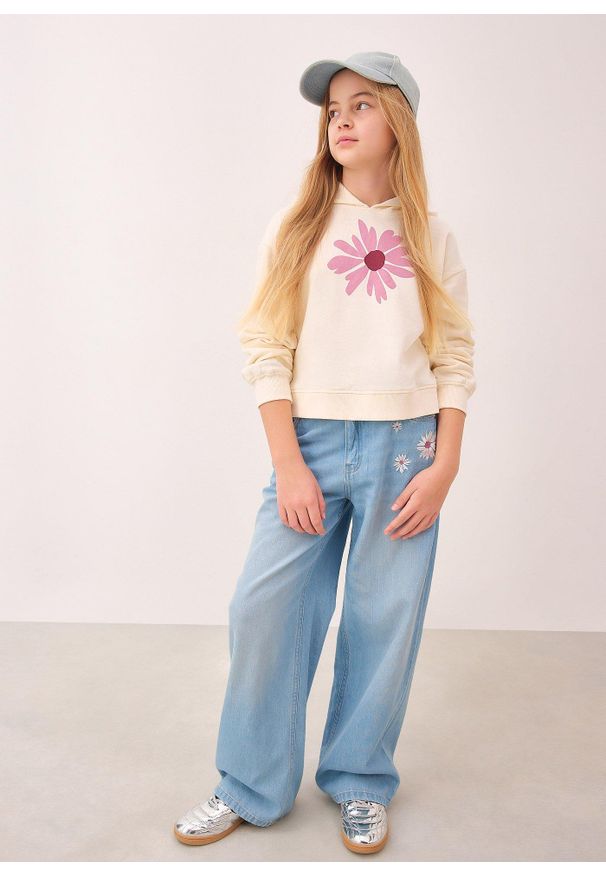 bonprix - Dżinsy z szerokimi nogawkami. Okazja: na co dzień. Kolor: niebieski. Długość: długie. Wzór: haft, kwiaty. Styl: casual