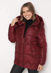 Born2be - Bordowa Pikowana Kurtka o Pudełkowym Kroju z Kapturem z Futerkiem Rearria. Okazja: na co dzień. Typ kołnierza: kaptur. Kolor: czerwony. Materiał: futro. Sezon: zima. Styl: casual, klasyczny #7
