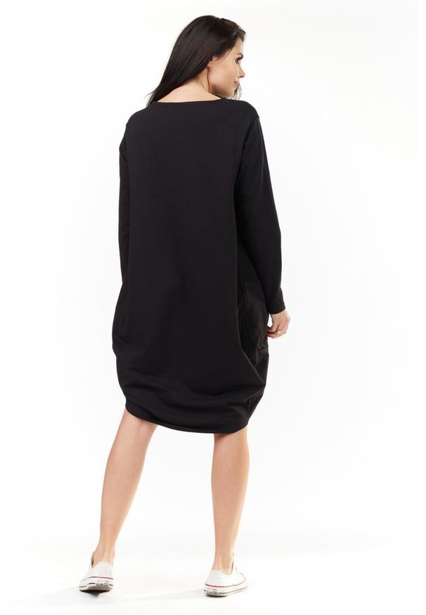 Infinite You - Dresowa sukienka oversize z dużymi naszywanymi kieszeniami. Okazja: na co dzień. Materiał: dresówka. Typ sukienki: oversize. Styl: casual