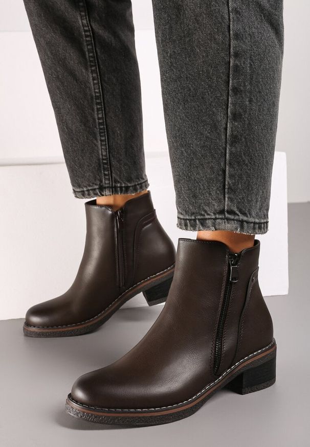 Born2be - Brązowe Botki Sztyblety na Obcasie Ozdobione Suwakiem Verilise. Okazja: na co dzień. Kolor: brązowy. Materiał: dzianina, jeans. Wzór: aplikacja. Sezon: jesień, zima. Obcas: na obcasie. Styl: klasyczny, elegancki, casual. Wysokość obcasa: średni