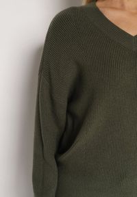 Born2be - Ciemnozielony Sweter z Domieszką Kaszmiru z Dekoltem w Serek Feralaine. Okazja: na co dzień, na spotkanie biznesowe. Typ kołnierza: dekolt w serek. Kolor: zielony. Materiał: kaszmir. Styl: klasyczny, casual, elegancki, biznesowy #2