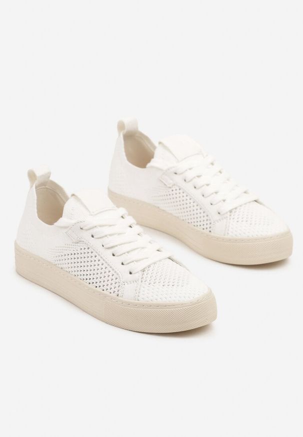 Born2be - Białe Sneakersy z Siateczkową Cholewką i Metaliczną Nicią Nimiovana. Okazja: na co dzień. Kolor: biały. Materiał: jeans. Szerokość cholewki: normalna. Sezon: lato