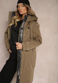 Renee - Ciemnozielona Kurtka Parka o Pudełkowym Kroju z Kapturem i Kieszeniami Kaionna. Okazja: na co dzień. Typ kołnierza: kaptur. Kolor: zielony. Materiał: jeans, dzianina. Długość rękawa: długi rękaw. Długość: długie. Styl: casual, elegancki