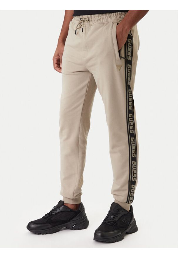 Guess Spodnie dresowe Z2YB19 K6ZS1 Beżowy Regular Fit. Kolor: beżowy. Materiał: bawełna