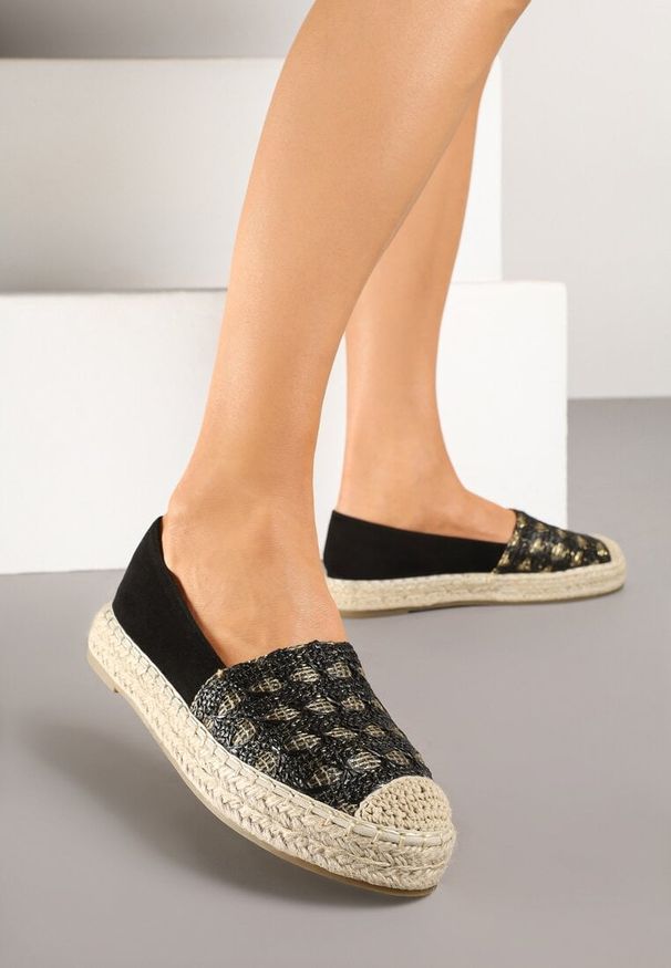 Renee - Czarne Espadryle Ozdobione Plecionką i Geometrycznym Motywem Sdivoria. Kolor: czarny. Materiał: jeans. Wzór: geometria, aplikacja. Sezon: lato, wiosna. Obcas: na obcasie. Styl: klasyczny, elegancki. Wysokość obcasa: niski