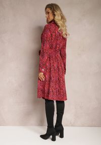 Renee - Czerwona Sukienka Koszulowa Wiązana w Pasie Shelah. Kolor: czerwony. Materiał: materiał. Długość rękawa: długi rękaw. Wzór: nadruk. Typ sukienki: koszulowe. Długość: midi #4