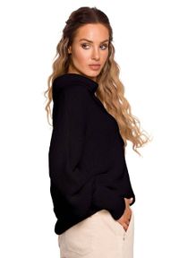 MOE - Luźny sweter z dekoltem V i kołnierzykiem czarny. Kolor: czarny. Materiał: jeans. Styl: elegancki