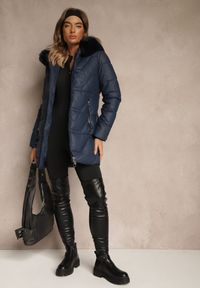 Renee - Granatowa Pikowana Kurtka o Taliowanym Kroju z Kapturem z Futrem Nalessia. Okazja: na co dzień. Typ kołnierza: kaptur. Kolor: niebieski. Materiał: futro. Styl: casual, klasyczny #2