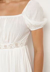 Born2be - Biały Krótki Kombinezon z Wiskozy Zwężany w Talii Feviana. Okazja: na co dzień. Kolor: biały. Materiał: wiskoza. Długość: krótkie. Wzór: aplikacja. Sezon: wiosna, lato. Styl: casual #3