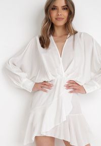 Born2be - Biała Sukienka Appobe. Okazja: na imprezę. Typ kołnierza: dekolt w serek. Kolor: biały. Materiał: tkanina, wiskoza. Wzór: aplikacja. Typ sukienki: kopertowe. Długość: mini #5