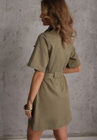 Renee - Zielona Sukienka Utility Koszulowa z Paskiem i Kieszonkami Vilinova. Okazja: na co dzień. Kolor: zielony. Materiał: bawełna. Typ sukienki: koszulowe. Styl: elegancki, casual #5