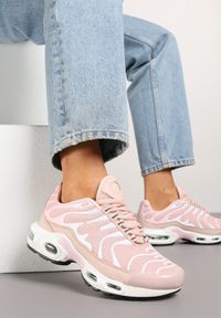 Renee - Jasnoróżowe Buty Sportowe Sneakersy z Geometrycznym Tłoczeniem Vulinea. Okazja: na co dzień, na spacer. Zapięcie: sznurówki. Kolor: różowy. Materiał: jeans. Wzór: geometria. Obcas: na platformie. Sport: turystyka piesza #6