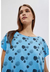 MOODO - T-shirt z nadrukiem błękitny. Kolor: niebieski. Materiał: bawełna. Wzór: nadruk