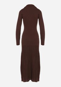 Born2be - Brązowa Wiskozowa Sukienka Sweterkowa z Guzikami i Kołnierzykiem Delarria. Okazja: na co dzień. Kolor: brązowy. Materiał: wiskoza. Styl: klasyczny, casual, elegancki. Długość: midi #2