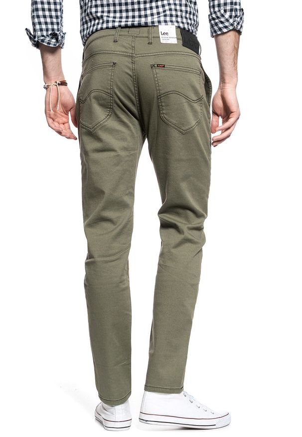 Lee - LEE AUSTIN MĘSKIE SPODNIE MATERIAŁOWE LICHEN GREEN L71BLE82 112119536. Materiał: materiał