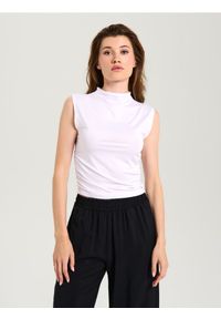 Sinsay - Bluzka ze stójką i marszczeniami po bokach - biały. Typ kołnierza: kołnierzyk stójkowy. Kolor: biały #1