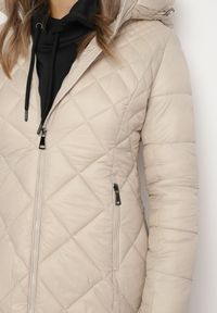 Born2be - Beżowa Długa Pikowana Kurtka z Kapturem Sisilara. Okazja: na spacer, na co dzień. Typ kołnierza: kaptur. Kolor: beżowy. Długość: długie. Sezon: zima, jesień. Styl: klasyczny, casual, elegancki #5