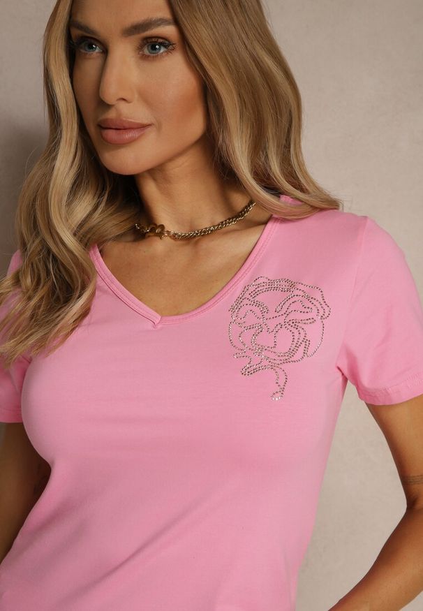 Renee - Różowy Bawełniany T-shirt Ozdobiony Cyrkoniami Ulivessa. Okazja: na co dzień. Typ kołnierza: dekolt w serek. Kolor: różowy. Materiał: bawełna. Wzór: aplikacja. Styl: klasyczny, elegancki, casual