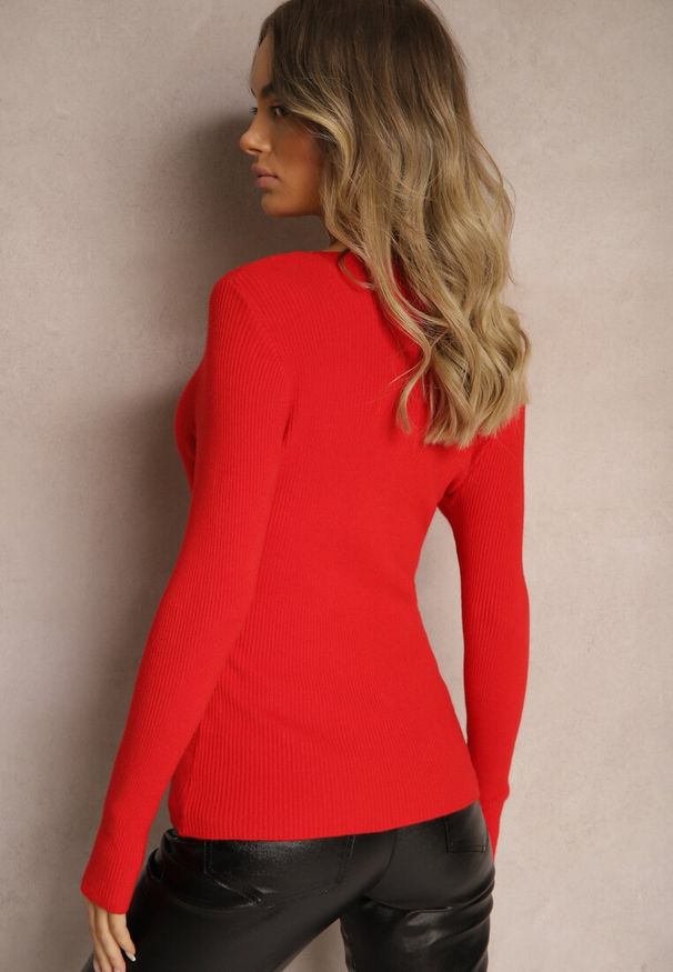 Renee - Czerwony Sweter o Klasycznym Fasonie w Drobne Prążki Vorida. Typ kołnierza: dekolt w łódkę. Kolor: czerwony. Materiał: tkanina, jeans. Wzór: prążki. Styl: klasyczny