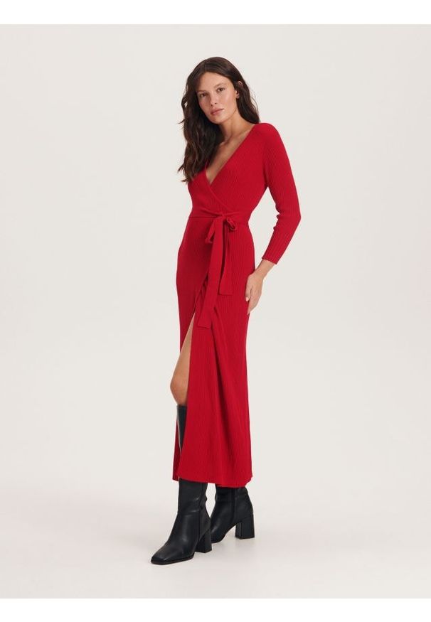 Reserved - Kopertowa sukienka z dzianiny - czerwony. Kolor: czerwony. Materiał: dzianina. Typ sukienki: kopertowe