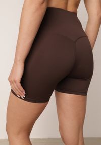 Born2be - Brązowe Szorty Kolarki z Wysokim Stanem i Przeszyciem w Talii Daemtora. Okazja: na co dzień, na spacer. Stan: podwyższony. Kolor: brązowy. Długość: krótkie. Styl: sportowy, casual #1