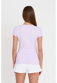 Guess - GUESS Lawendowy damski t-shirt 4G LOGO TEE, Rozmiar M. Kolor: fioletowy