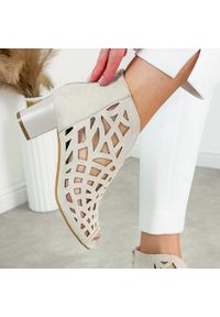 Beżowe zamsz sandały damskie na obcasie z zakrytą piętą M.Daszyński 1954-15. Okazja: na co dzień. Kolor: beżowy. Materiał: zamsz. Wzór: ażurowy. Sezon: wiosna, lato. Obcas: na obcasie. Styl: elegancki, klasyczny, casual, wizytowy. Wysokość obcasa: średni #1