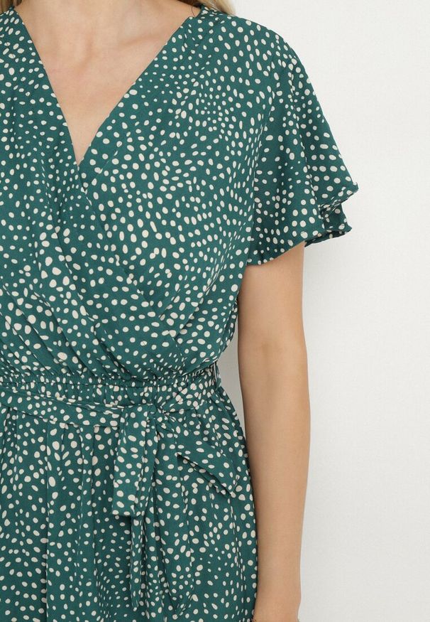 Born2be - Zielona Sukienka Kepherine. Kolor: zielony. Materiał: tkanina, materiał. Wzór: kropki. Typ sukienki: kopertowe. Długość: mini