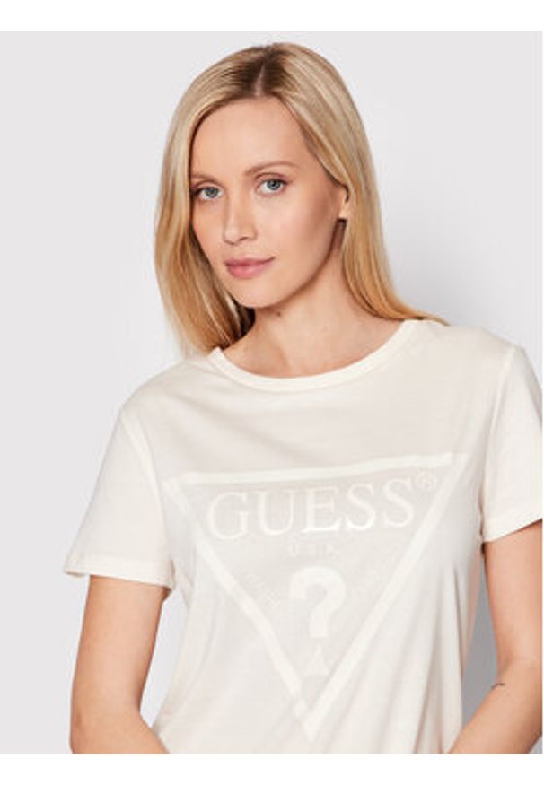 Guess T-Shirt V2YI07 K8HM0 Beżowy Regular Fit. Kolor: beżowy. Materiał: bawełna