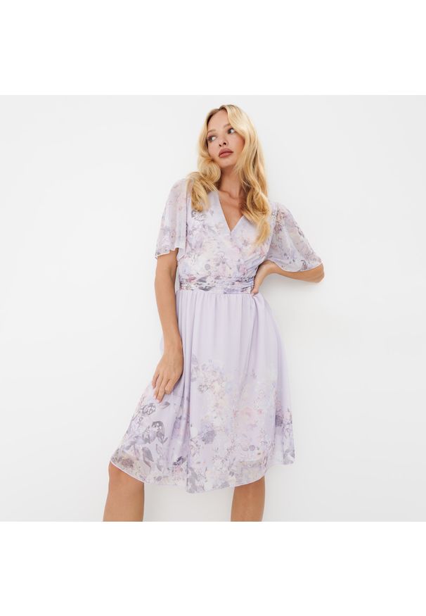 Mohito - Kopertowa sukienka mini w kwiatowy wzór - Kremowy. Kolor: kremowy. Wzór: kwiaty. Typ sukienki: kopertowe. Długość: mini