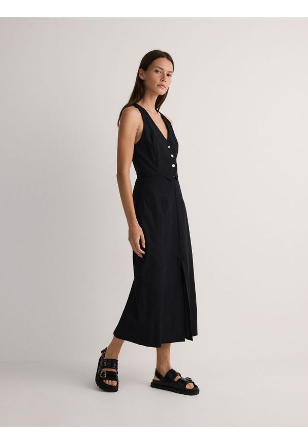 Reserved - Sukienka midi - czarny. Kolor: czarny. Materiał: tkanina, len, wiskoza. Typ sukienki: proste. Długość: midi