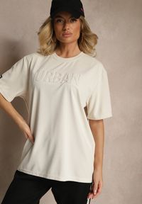 Renee - Jasnobeżowa Bawełniana Koszulka T-shirt z Tłoczonym Napisem Lunorina. Okazja: na co dzień, na imprezę. Kolor: beżowy. Materiał: bawełna. Wzór: napisy. Styl: elegancki, casual
