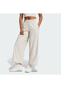 Adidas - Spodnie Essentials 3-Stripes Lifestyle Woven Parachute. Kolor: biały, beżowy, wielokolorowy. Materiał: materiał. Sport: fitness #1
