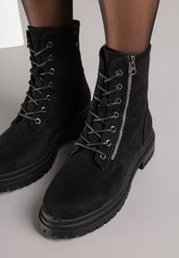 Renee - Czarne Botki Workery Ozdobione Suwakiem Clarena. Okazja: na co dzień. Kolor: czarny. Wzór: aplikacja. Styl: casual, elegancki #5