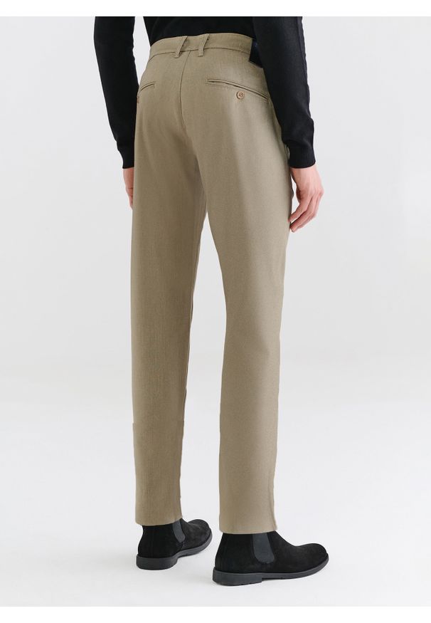 Pako Lorente - PAKO LORENTE – Beżowe casualowe spodnie męskie. Okazja: na co dzień. Kolor: beżowy. Materiał: poliester, wiskoza, elastan. Wzór: gładki. Styl: casual