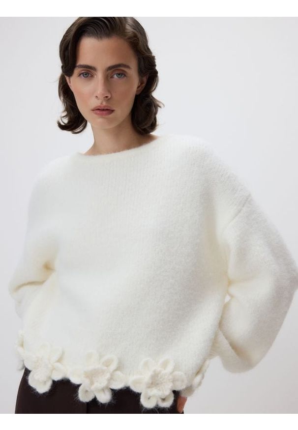 Reserved - Sweter z kwiatową aplikacją - złamana biel. Materiał: dzianina, wełna. Wzór: aplikacja, kwiaty