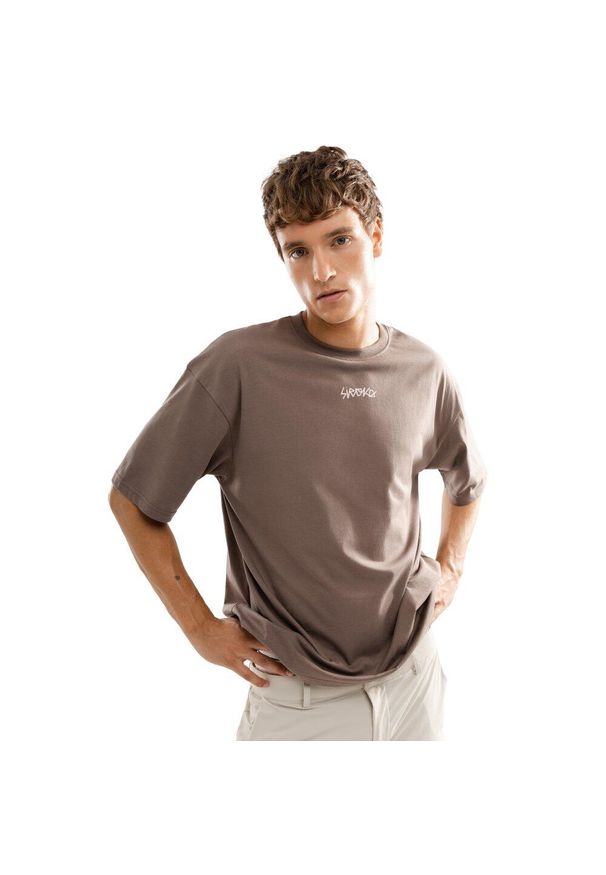 SIROKO - Męski luźny T-shirt Lifestyle Siroko IBZ Ibi Brown. Kolor: brązowy. Materiał: tkanina, bawełna. Długość rękawa: krótki rękaw. Długość: krótkie
