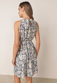 Born2be - Niebieska Wiskozowa Sukienka z Dekoltem Typu Halter i Abstrakcyjnym Wzorem Veraria. Okazja: na co dzień. Typ kołnierza: dekolt halter. Kolor: niebieski. Materiał: wiskoza. Wzór: aplikacja. Styl: casual #5