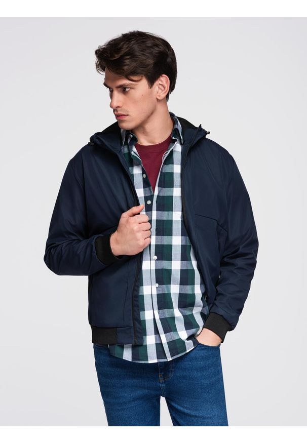 Ombre Clothing - Lekka męska kurtka z kapturem i siateczkową podszewką – granatowa V1 - Rozmiar: L. Okazja: na co dzień. Typ kołnierza: kaptur. Kolor: niebieski. Materiał: tkanina, poliester, materiał. Wzór: aplikacja. Styl: casual