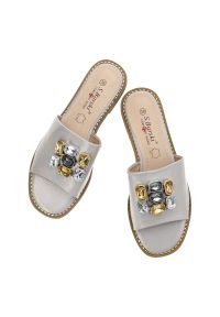 Beżowe Klapki S.Barski Eleganckie Obuwie Damskie. Okazja: na co dzień. Kolor: beżowy. Materiał: tkanina. Wzór: aplikacja. Styl: elegancki #3