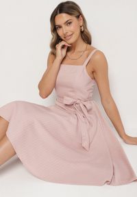 Born2be - Różowa Sukienka z Wiskozą ze Wzorem Pasków Dolereia. Okazja: na co dzień. Kolor: różowy. Materiał: wiskoza. Długość rękawa: na ramiączkach. Styl: casual, klasyczny. Długość: midi #6