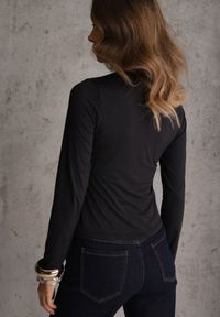 Renee - Czarna Dopasowana Bluzka Typu Longsleeve z Bawełną Moanti. Okazja: na co dzień. Kolor: czarny. Materiał: bawełna. Długość rękawa: długi rękaw. Wzór: kropki. Styl: casual #6